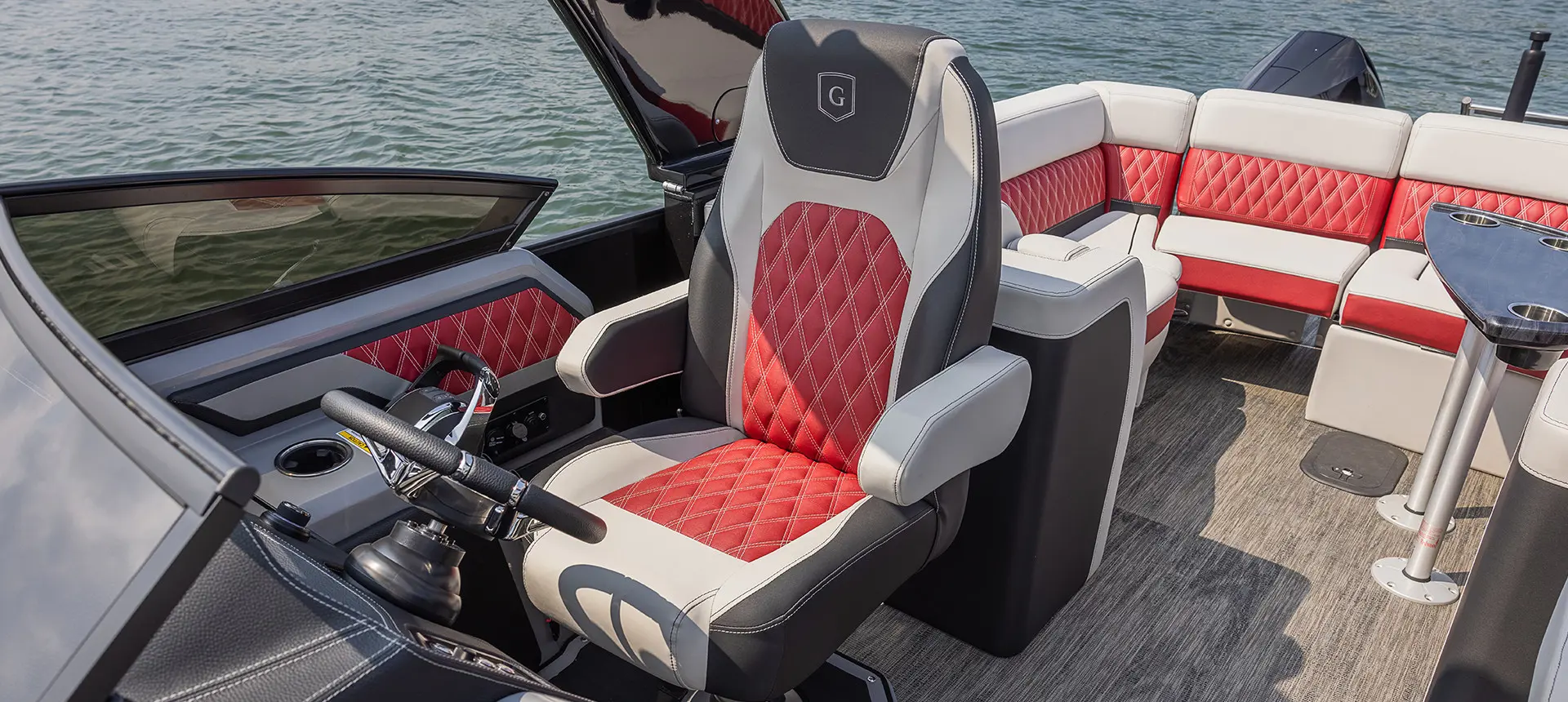 Siège pilote à la barre d’un ponton Godfrey Sanpan Lounge 2700 ULW Twin.