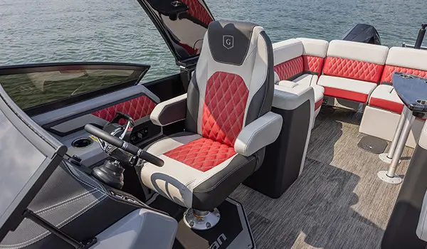 Siège pilote à la barre d’un ponton Godfrey Sanpan Lounge 2700 ULW Twin.