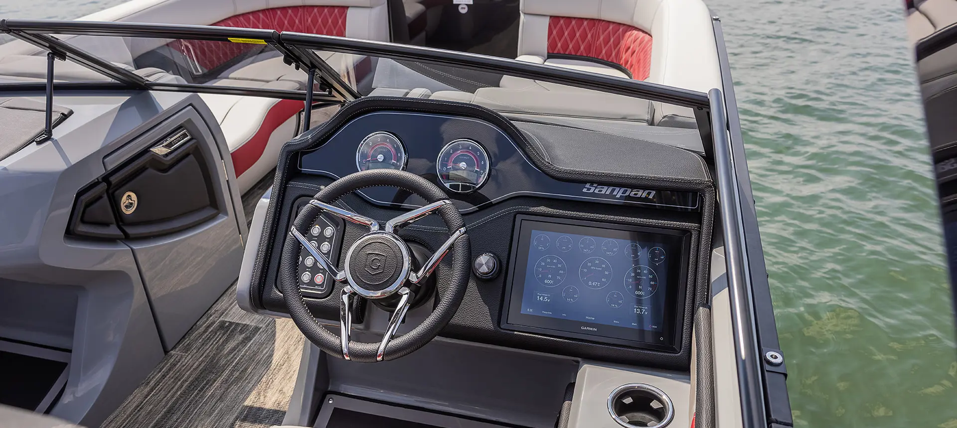 Volant, GPS Garmin et jauges sur le poste de pilotage d’un ponton Godfrey Sanpan Lounge 2700 ULW Twin.