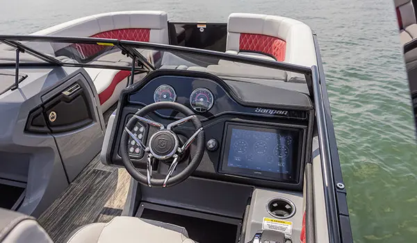 Volant, GPS Garmin et jauges sur le poste de pilotage d’un ponton Godfrey Sanpan Lounge 2700 ULW Twin.
