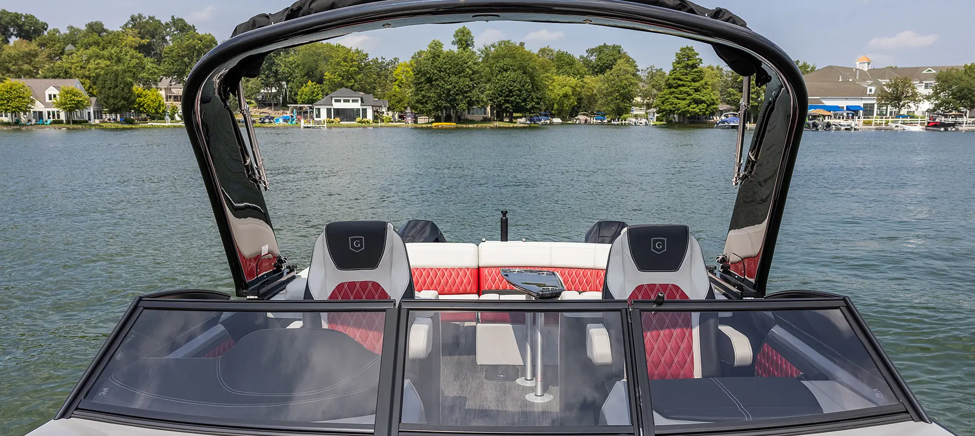 Pare-brise, sièges copilotes et Stern Ultra Lounge sur un bateau ponton Godfrey Sanpan Lounge 2700 ULW Twin.