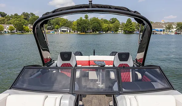 Pare-brise, sièges copilotes et Stern Ultra Lounge sur un bateau ponton Godfrey Sanpan Lounge 2700 ULW Twin.