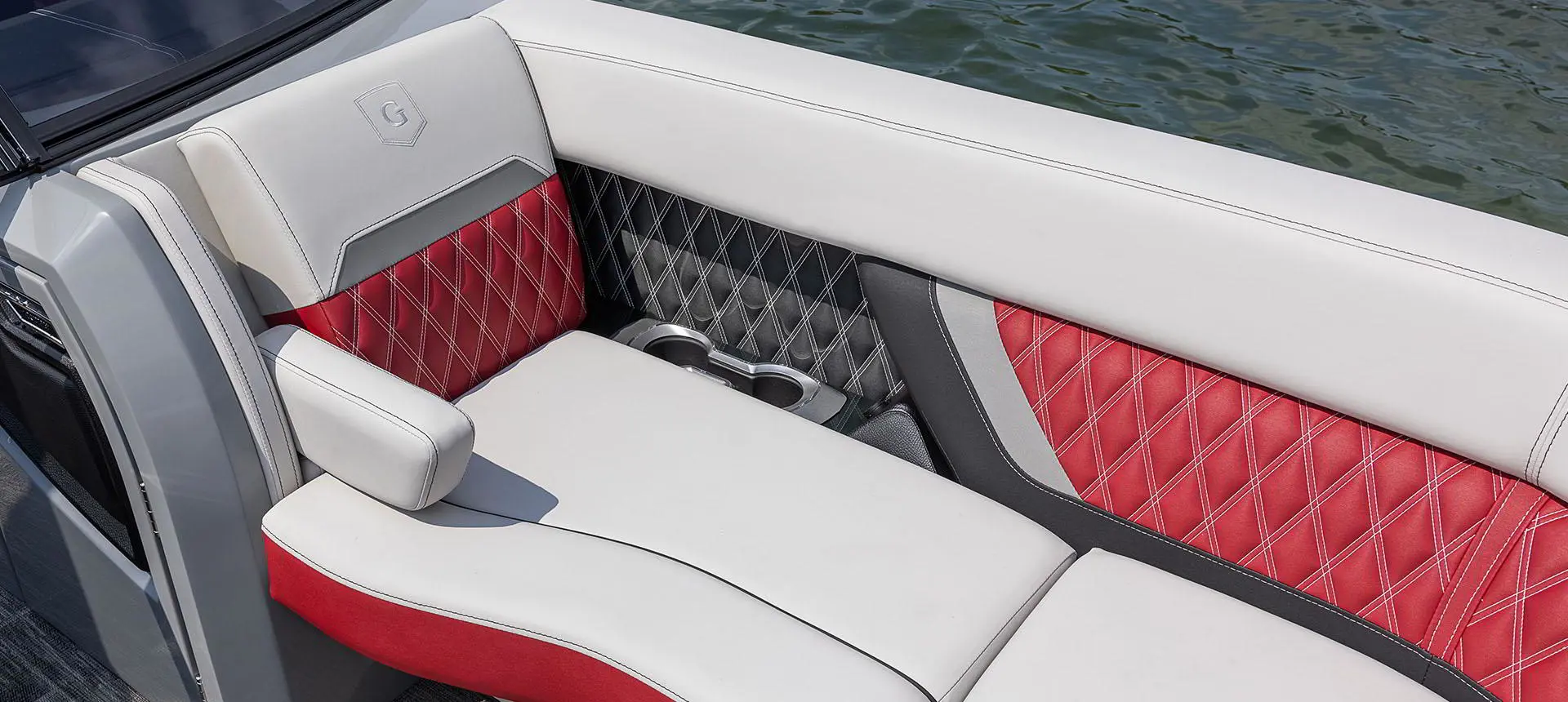 Accoudoir rabattable et porte-gobelets intégrés de la banquette divisée à la proue d’un bateau ponton Godfrey Sanpan Lounge 2700 ULW Twin.