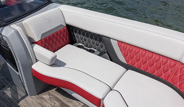 Accoudoir rabattable et porte-gobelets intégrés de la banquette divisée à la proue d’un bateau ponton Godfrey Sanpan Lounge 2700 ULW Twin.