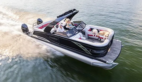 Ponton Godfrey Sanpan Lounge 2700 ULW Twin traversant à toute vitesse un lac.