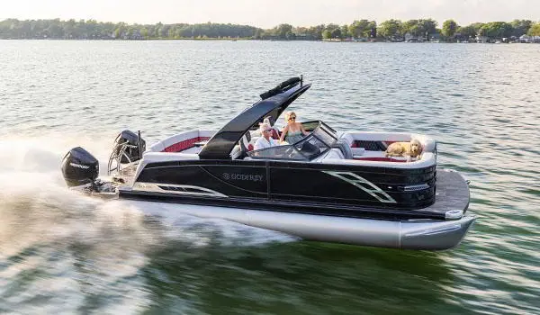 Profil latéral d’un ponton Godfrey Sanpan Lounge 2700 ULW Twin naviguant à toute vitesse sur un lac.