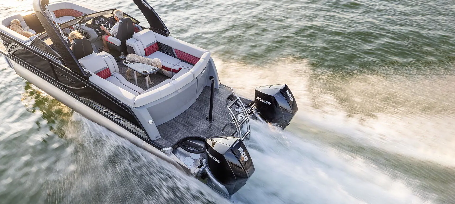 Pylône de traction de skieur et deux moteurs d’un bateau ponton Godfrey Sanpan Lounge 2700 ULW Twin.