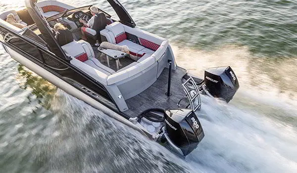 Pylône de traction de skieur et deux moteurs d’un bateau ponton Godfrey Sanpan Lounge 2700 ULW Twin.