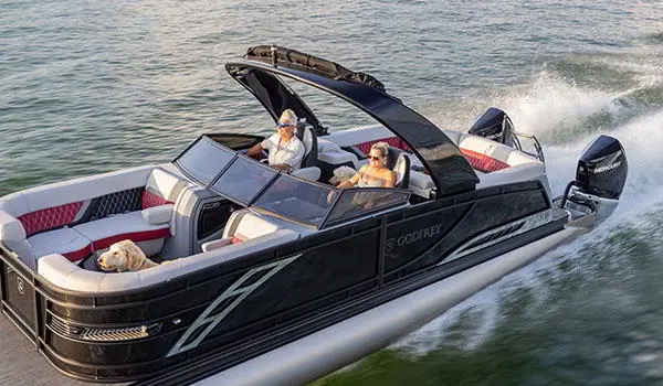 Vue latérale d’un couple profitant d’une journée au lac sur un ponton Godfrey Sanpan Lounge 2700 ULW Twin.