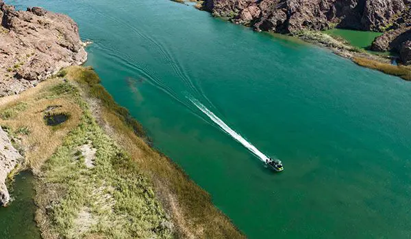 vue aérienne d’un godfrey xp tritoon traversant un lagon