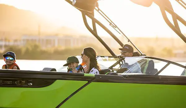famille profitant du lac sur un ponton godfrey xp