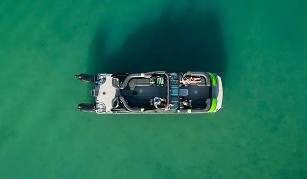 vue aérienne de la disposition du plancher sur un ponton flottant godfrey xp