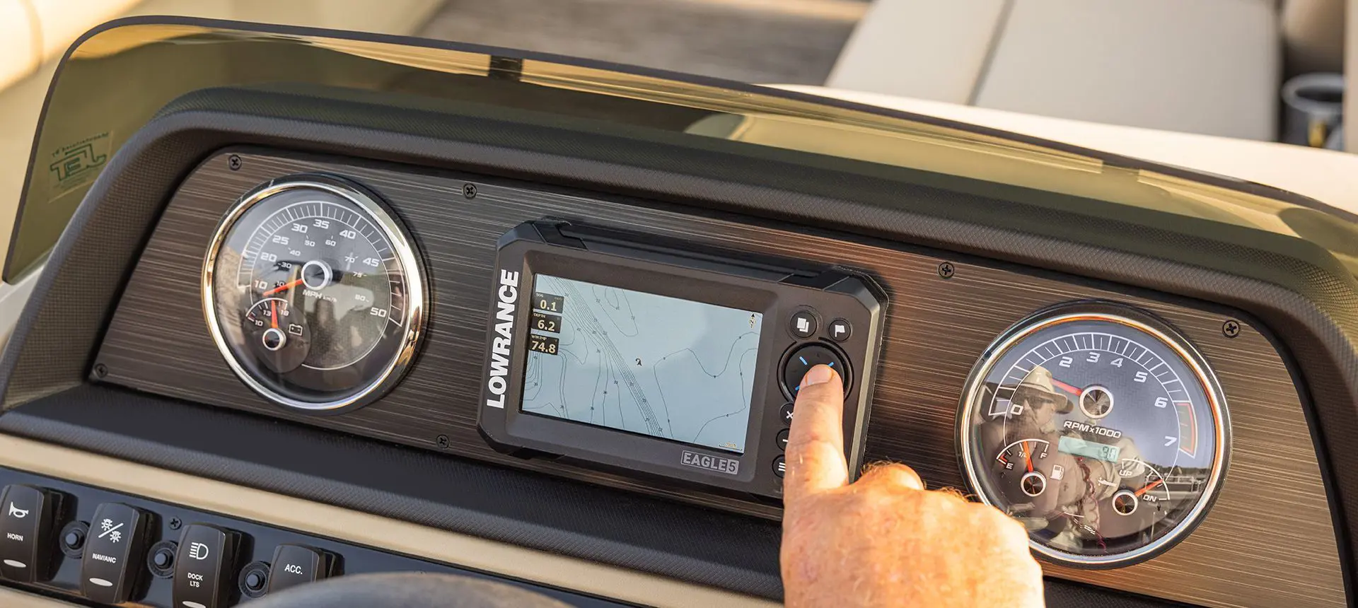 Lowerance GPS on the helm of a Godfrey Sweetwater Cruise pontoon boat.
