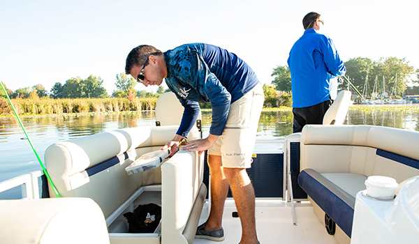 Specs: FunDeck 226F OB | Hurricane Deck Boats