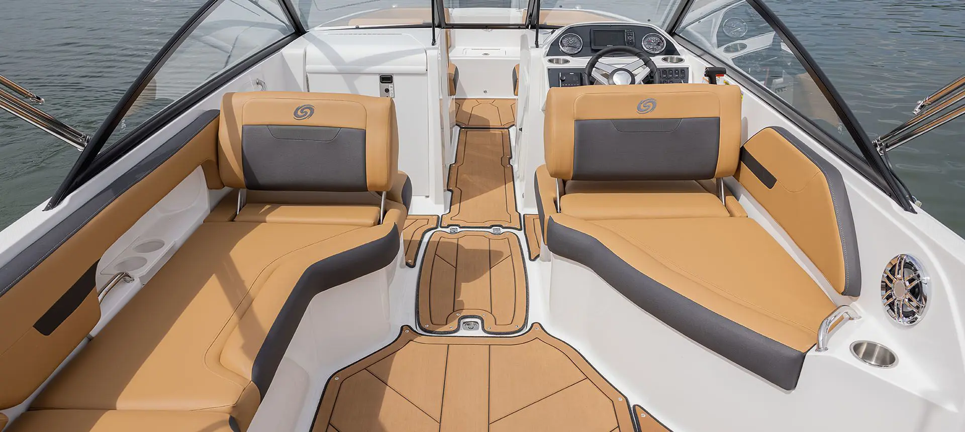 bow seating and floor layout on a hurricane sundeck 235 OB deck boat