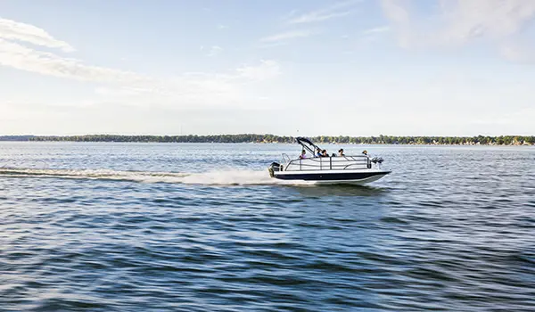 side view of hurricane fundeck 2260 ref ob on lake