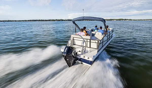 rear view of hurricane fundeck 2260 ref ob speeding on lake