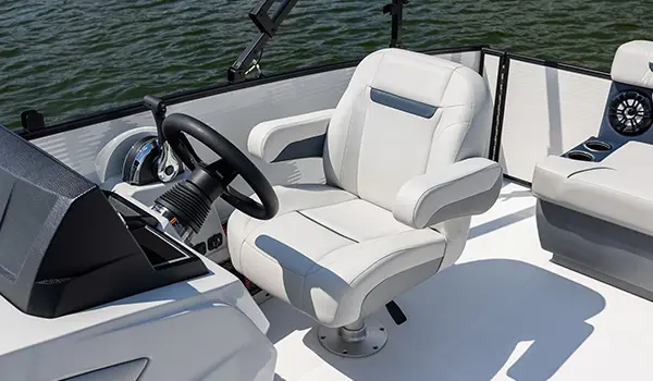 captains chair and console on a hurricane fundeck 2260 ref ob