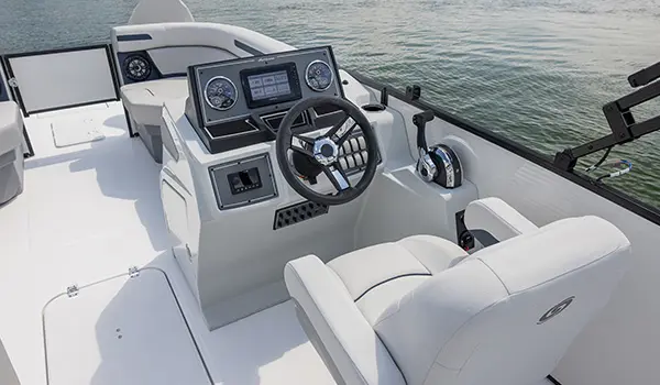 center console and captains chair of a hurricane fundeck 2260 ref ob