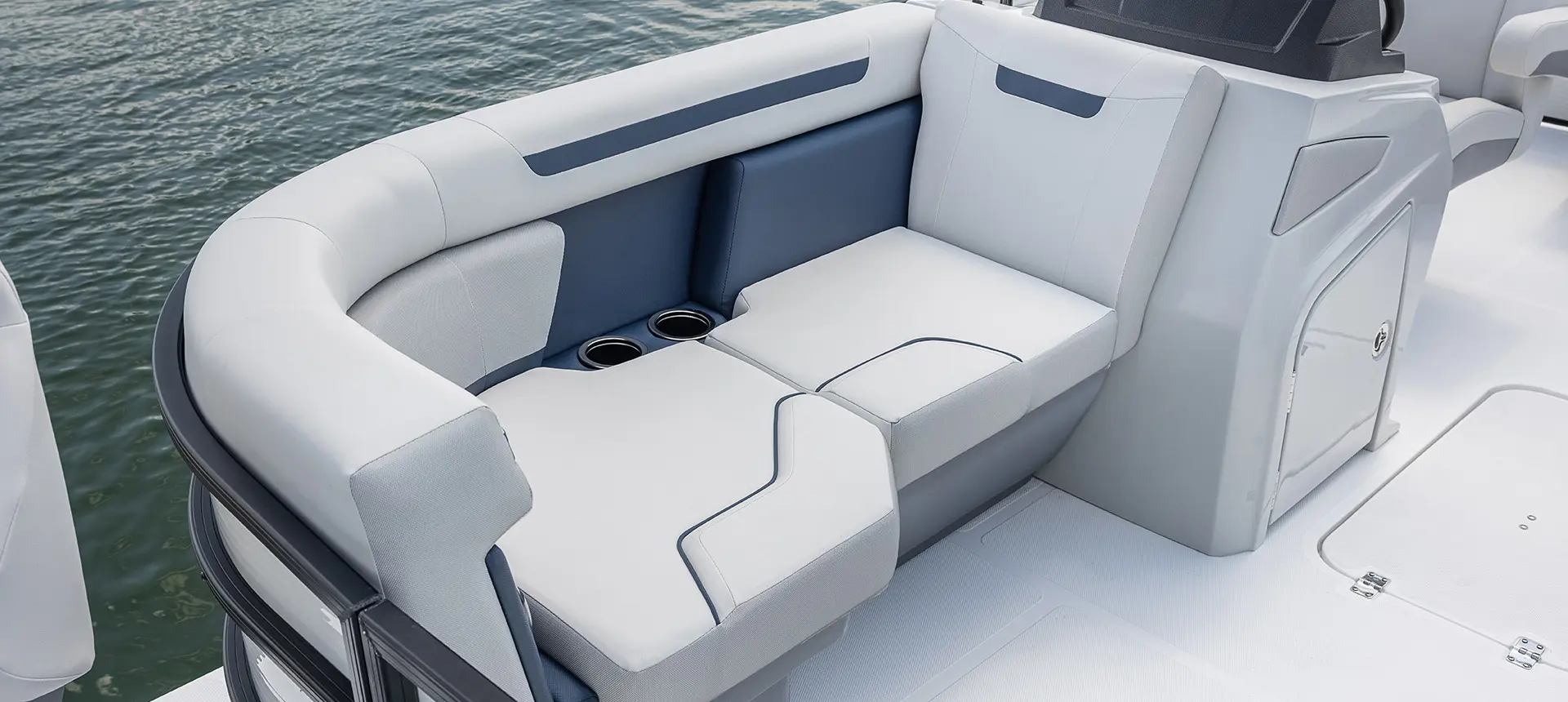 side seating on a hurricane fundeck 2260 ref ob