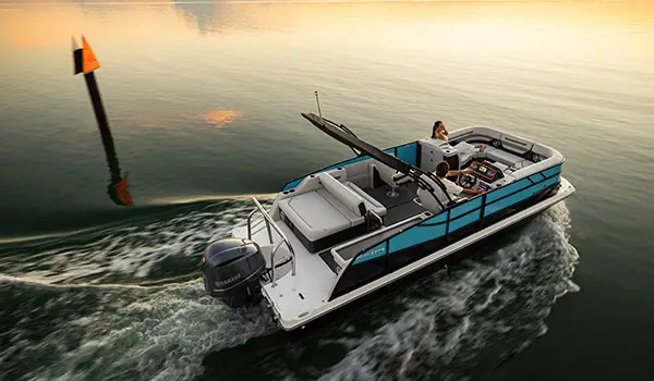 rear view of a cruising hurricane fundeck 2360 sfl ob