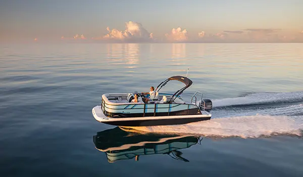 front side view of hurricane fundeck 2360 sfl ob