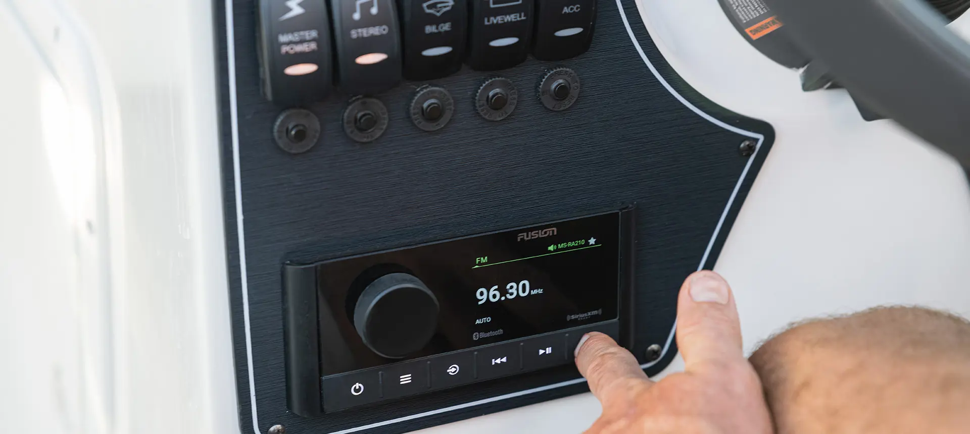radio controls on hurricane sundeck 187 ob