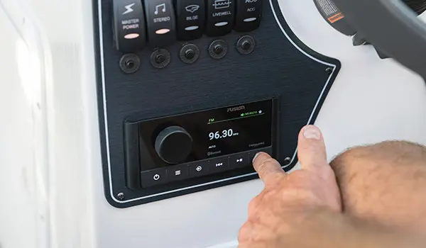 radio controls on hurricane sundeck 187 ob