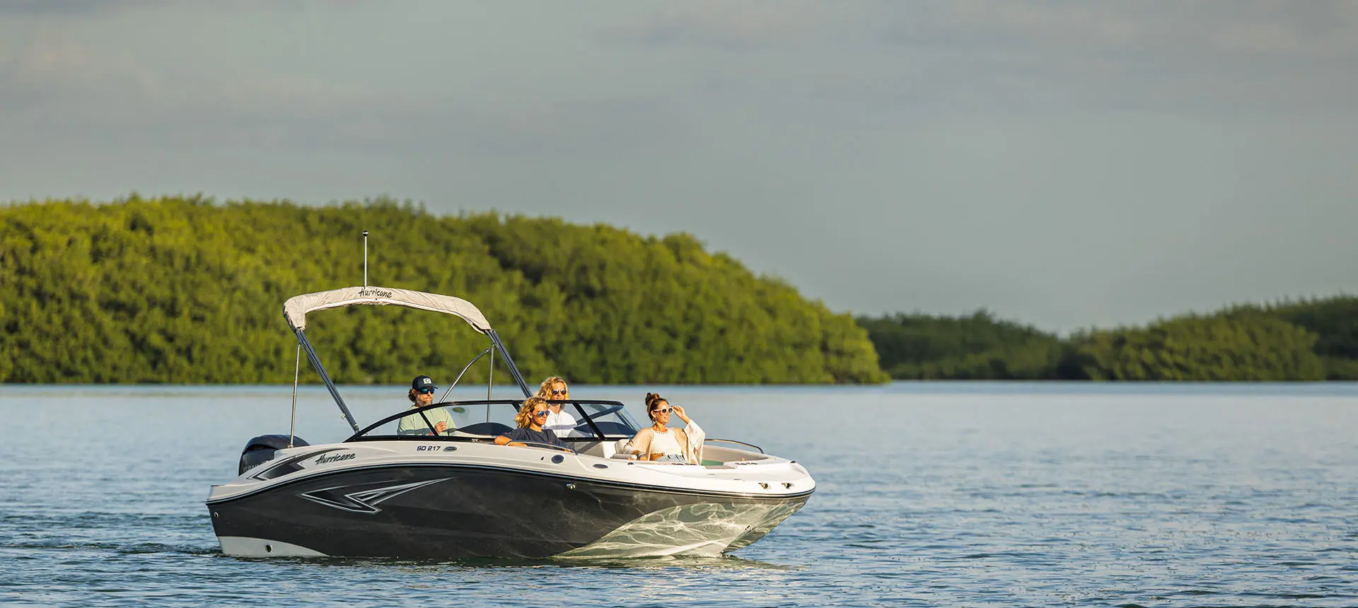 hurricane sundeck 217 ob cruising on water