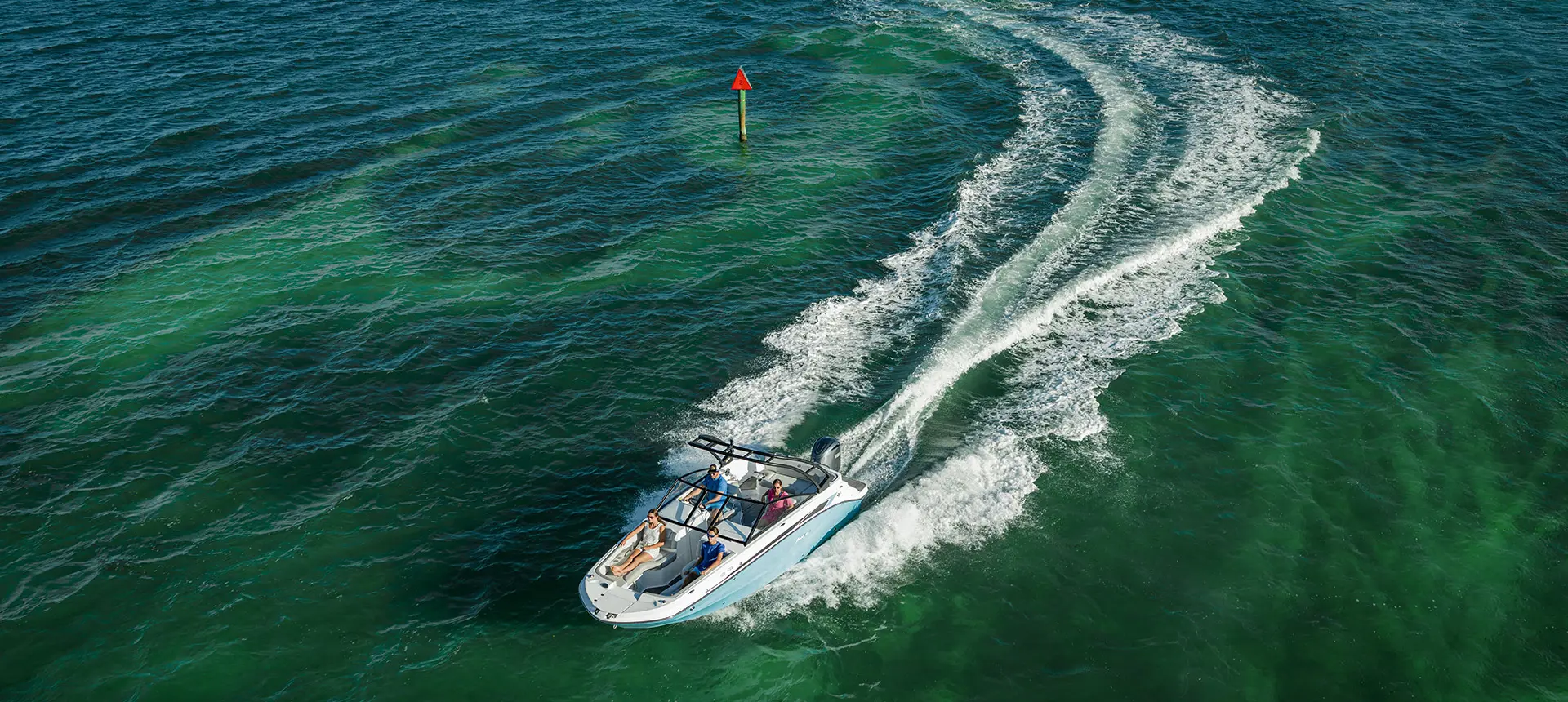 hurricane sundeck 235 ob pulling skiier on water
