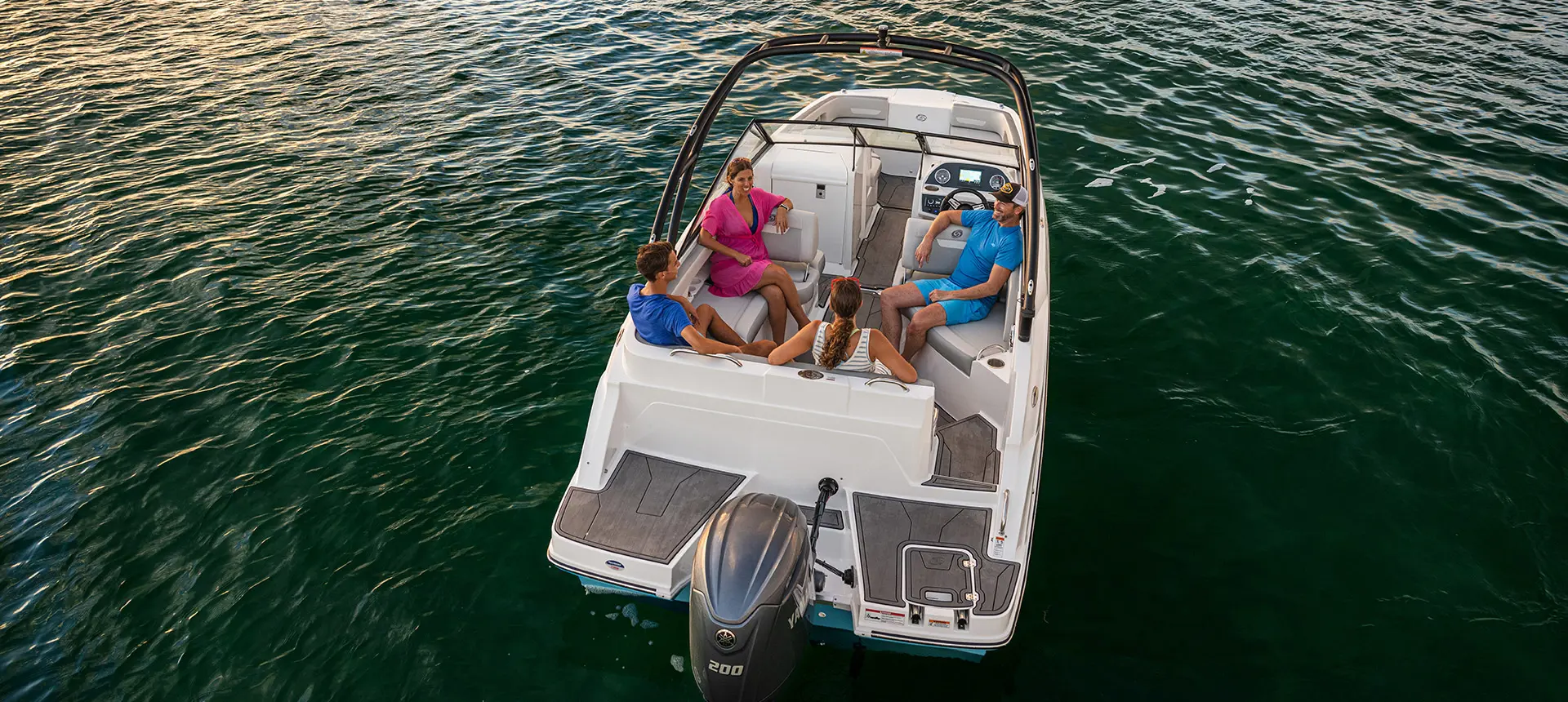 overhead view of hurricane sundeck 235 ob