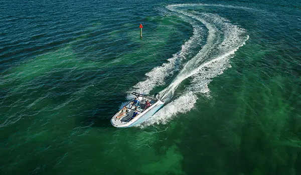 hurricane sundeck 235 ob pulling skiier on water