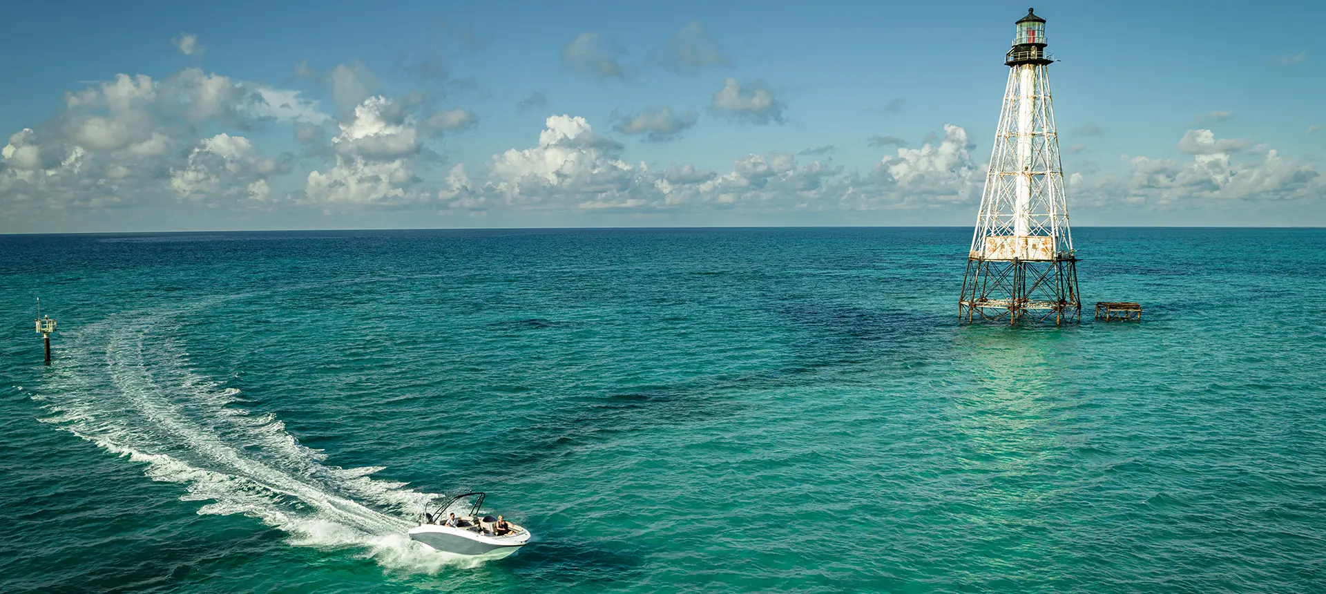 Hurricane SunDeck Sport 218 OB deck boat cornering on the ocean.