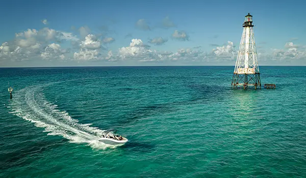 Hurricane SunDeck Sport 218 OB deck boat cornering on the ocean.