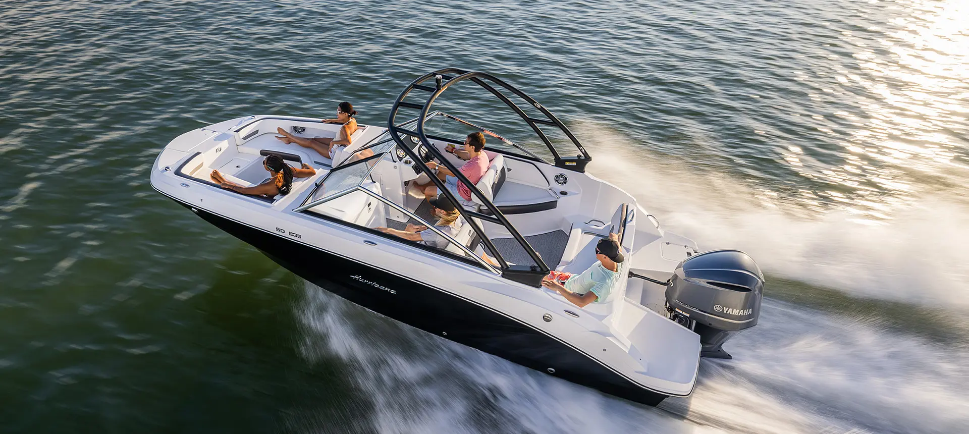 overhead view of hurricane sundeck 235 ob on lake