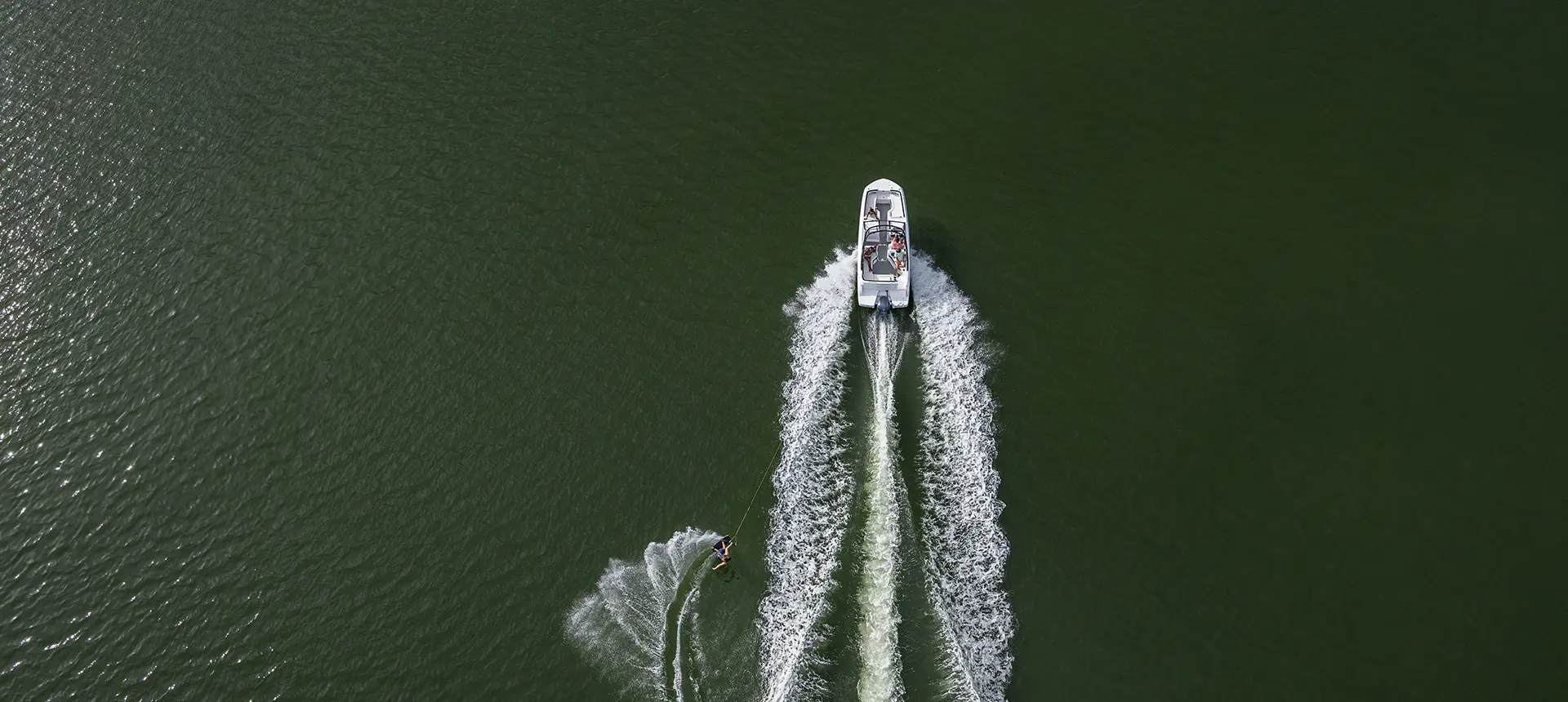 overhead view of hurricane sundeck 235 ob pulling a wakeboarder