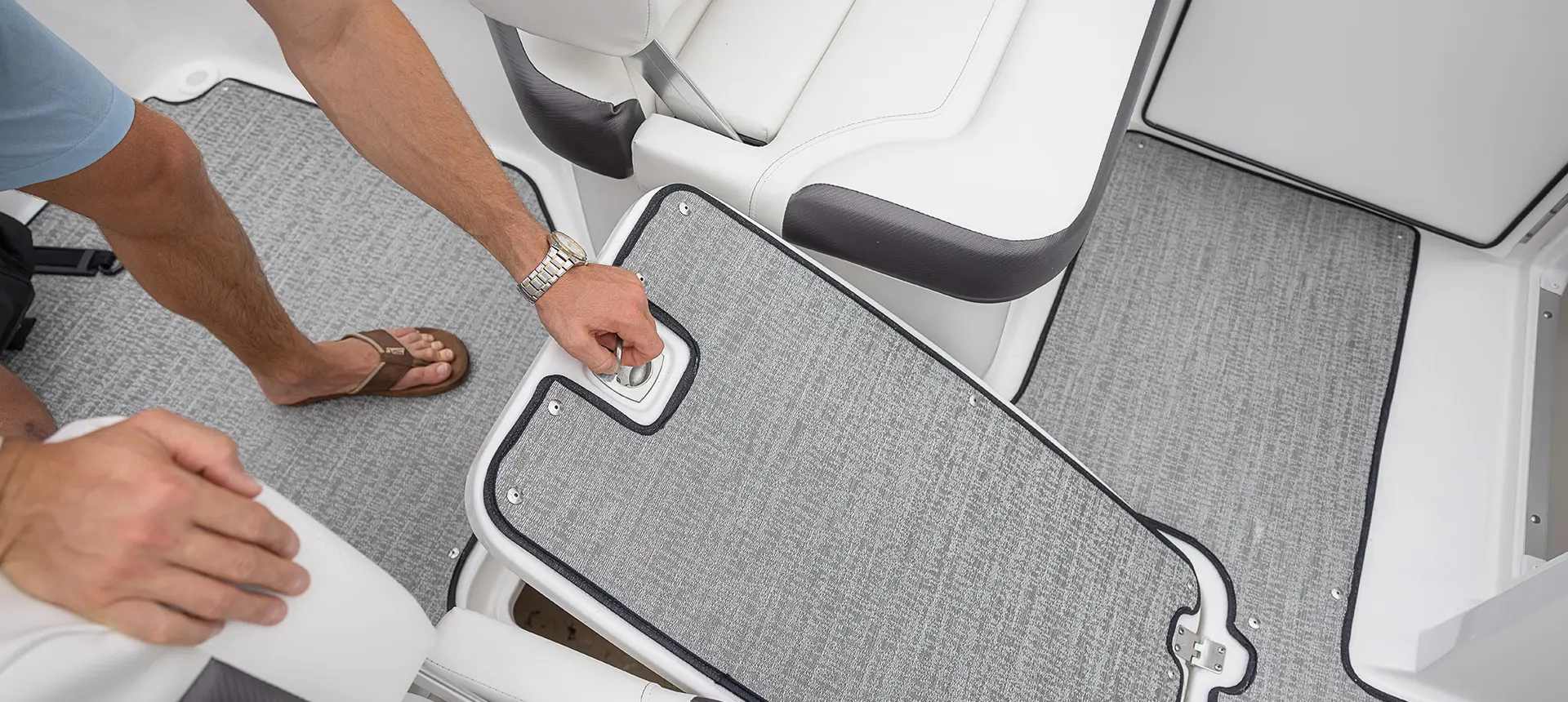 undercarriage storage on hurricane sundeck 235 ob
