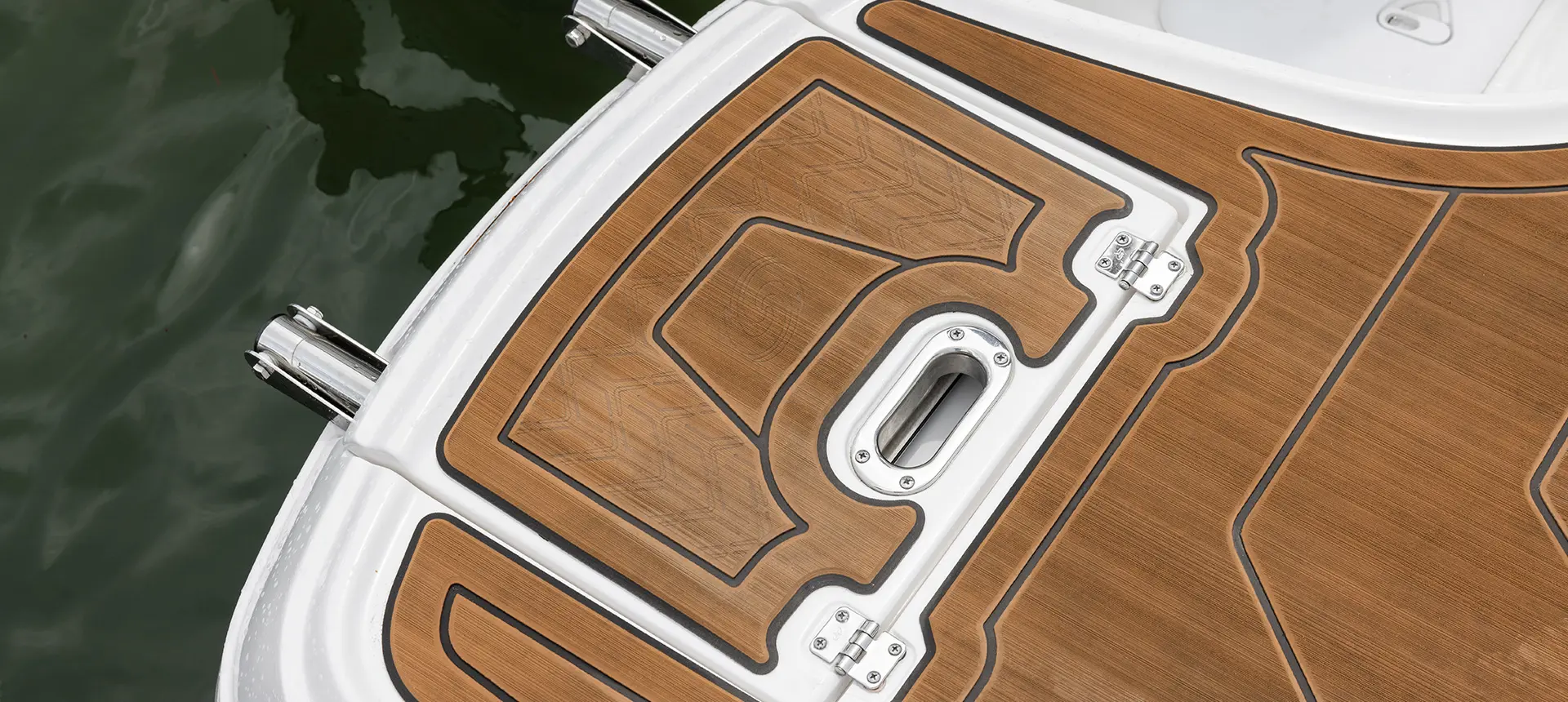 cover for the stern ladder on the swim platform on a hurricane sundeck 2690 ob deck boat