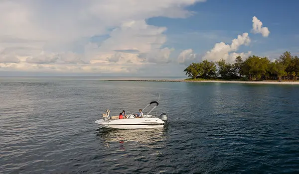 hurricane sport 201 ob deck boat floating on the ocean