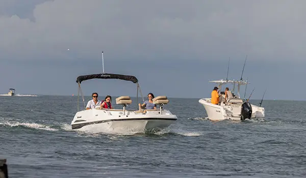 hurricane sport 201 ob deck boat cruising towards the shoreline