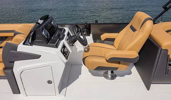 Captains chair setup on a Hurricane FunDeck 2360 SBC OB.