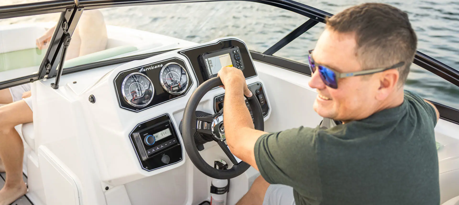 Man captains Hurricane Sundeck 2050 'OB.