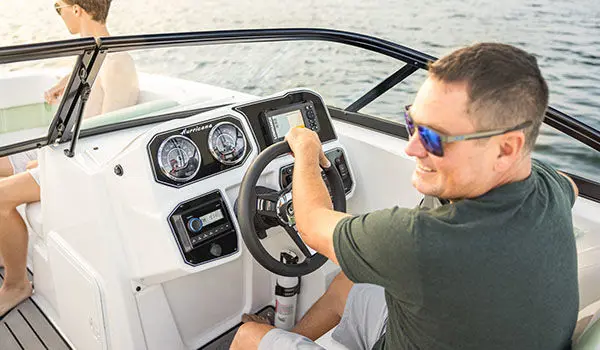 Man captains Hurricane Sundeck 2050 'OB.