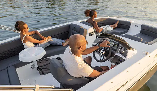 Family cruises on lake on a Hurricane Sundeck Sport 192 RL OB.