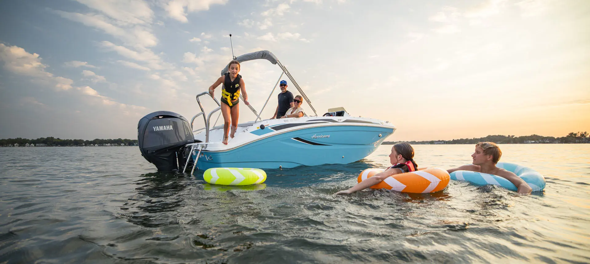 hurricane sundeck 2600 ob deck boat cruising on the ocean at sunset