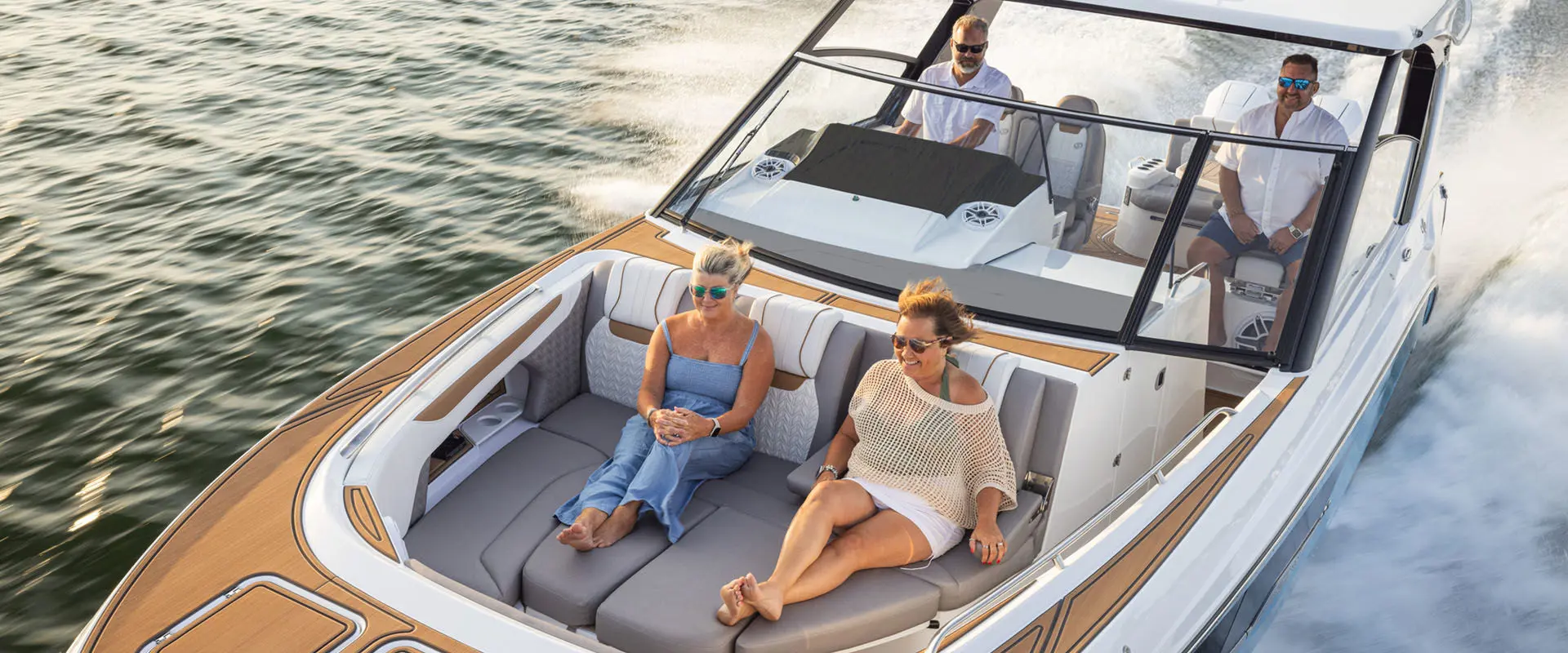 Sanpan 2700 SFLC with Crimson Exterior
