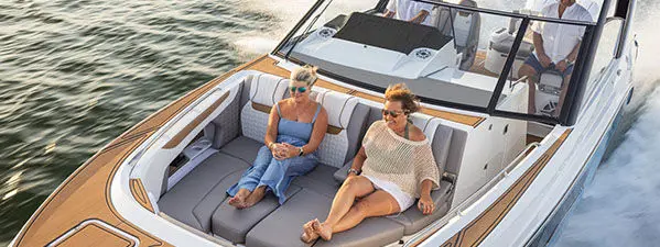 Sanpan 2700 SFLC with Crimson Exterior
