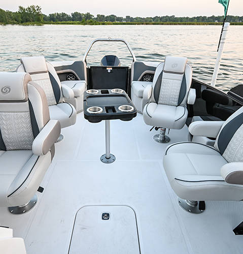 Four midship captain's chairs on a Hurricane FunDeck boat.