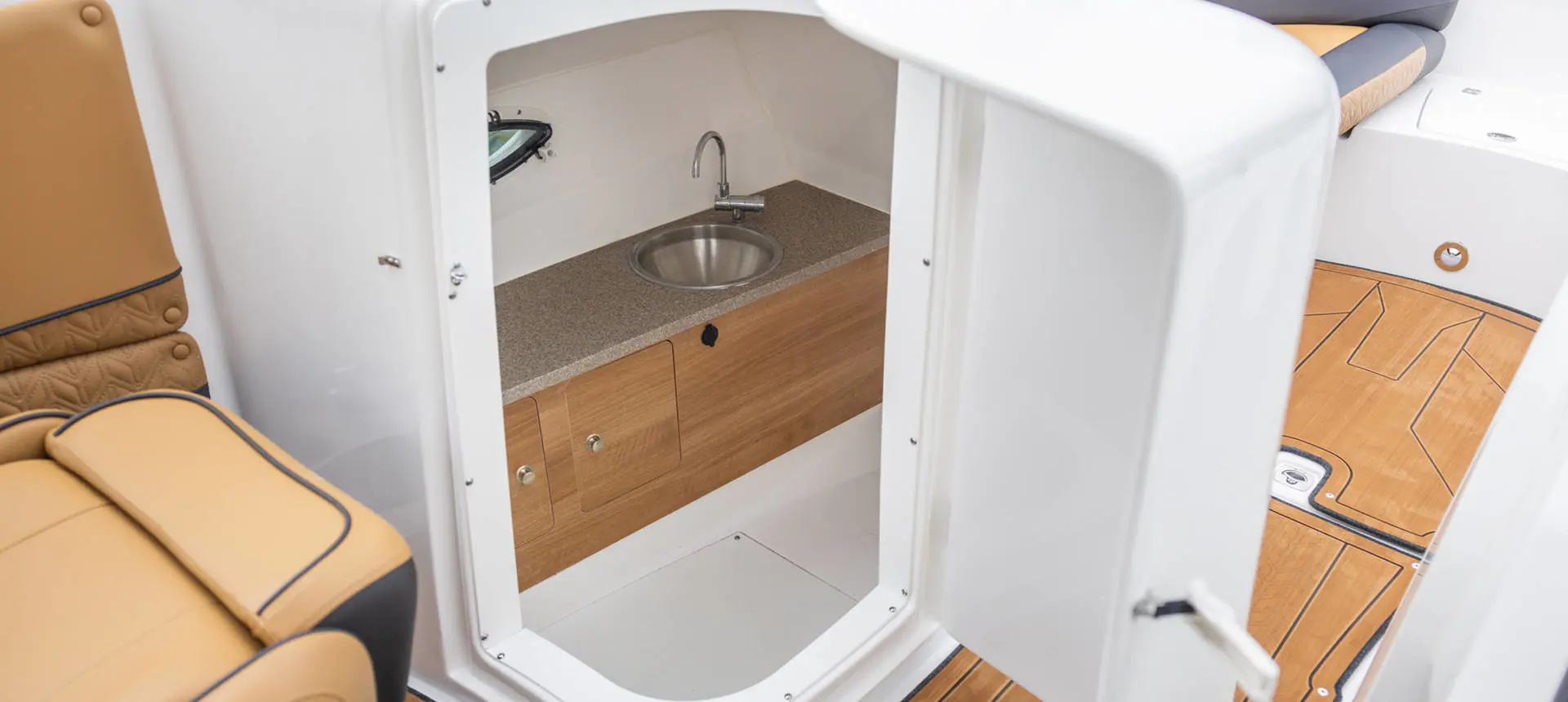 Enclosed sink on a Hurricane SunDeck 2690 Outboard boat.