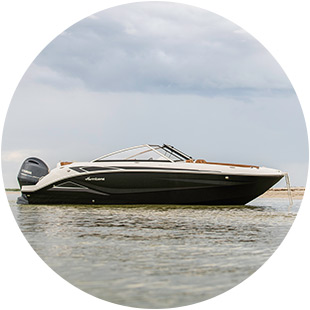 Vue du profil d’un bateau sur l’eau